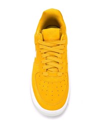 Baskets montantes en daim jaunes Nike
