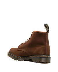 Bottes de loisirs en daim marron foncé Dr. Martens