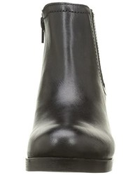 Bottes noires Initiale