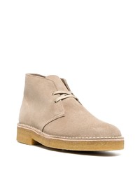 Bottines chukka en daim beiges Clarks Originals