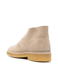 Bottines chukka en daim beiges Clarks Originals