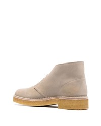 Bottines chukka en daim beiges Clarks Originals