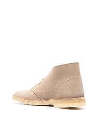 Bottines chukka en daim beiges Clarks Originals