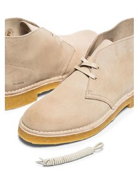 Bottines chukka en daim beiges Clarks Originals