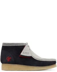 Bottines chukka en daim bleu marine et blanc