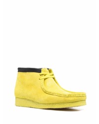 Bottines chukka en daim jaunes Clarks