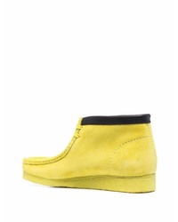 Bottines chukka en daim jaunes Clarks