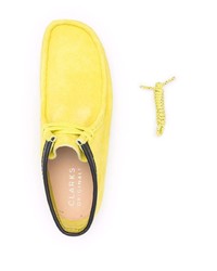 Bottines chukka en daim jaunes Clarks