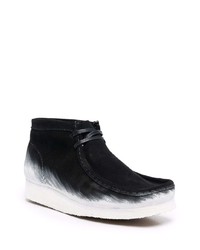 Bottines chukka en daim noires et blanches Clarks Originals