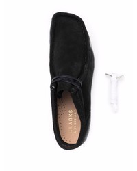 Bottines chukka en daim noires et blanches Clarks Originals