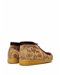 Bottines chukka en toile imprimées marron clair Clarks