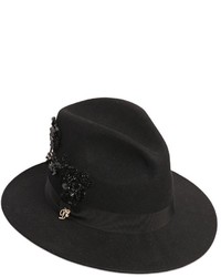 Chapeau orné noir