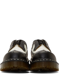 Chaussures brogues en cuir noires et blanches Dr. Martens
