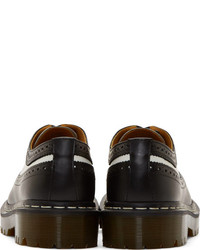 Chaussures brogues en cuir noires et blanches Dr. Martens