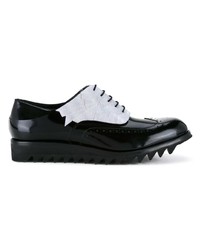 Chaussures brogues en cuir noires et blanches Diego Vanassibara