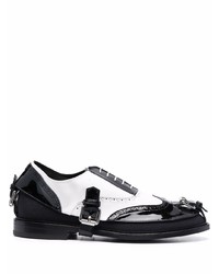 Chaussures brogues en cuir noires et blanches Moschino