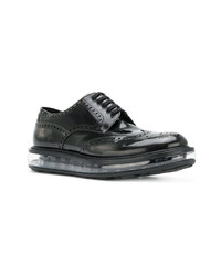 Chaussures brogues en cuir noires Prada