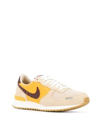 Chaussures de sport beiges Nike