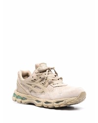 Chaussures de sport beiges Asics