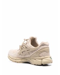 Chaussures de sport beiges Asics