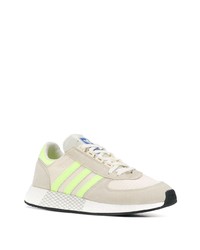 Chaussures de sport beiges adidas