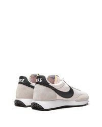 Chaussures de sport beiges Nike