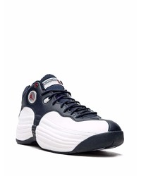 Chaussures de sport blanc et bleu marine Jordan