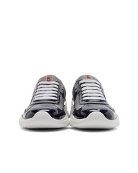 Chaussures de sport blanc et bleu marine Prada