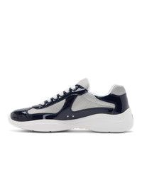 Chaussures de sport blanc et bleu marine Prada