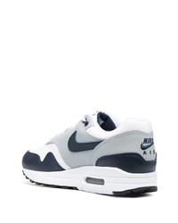 Chaussures de sport blanc et bleu marine Nike