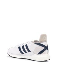 Chaussures de sport blanc et bleu marine adidas