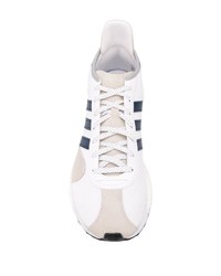 Chaussures de sport blanc et bleu marine adidas