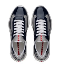 Chaussures de sport blanc et bleu marine Prada