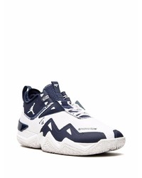 Chaussures de sport blanc et bleu marine Jordan