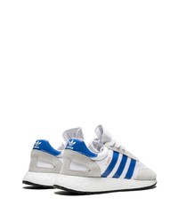 Chaussures de sport blanc et bleu adidas