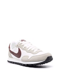 Chaussures de sport blanc et marron Nike