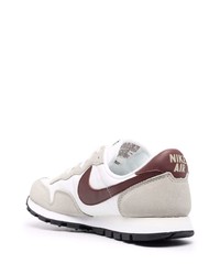 Chaussures de sport blanc et marron Nike