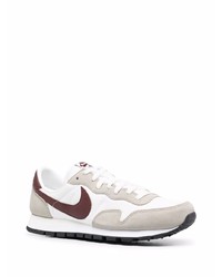 Chaussures de sport blanc et marron Nike