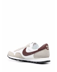 Chaussures de sport blanc et marron Nike