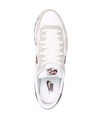 Chaussures de sport blanc et marron Nike