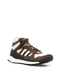 Chaussures de sport blanc et marron adidas