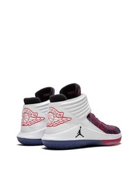 Chaussures de sport blanc et rouge et bleu marine Jordan