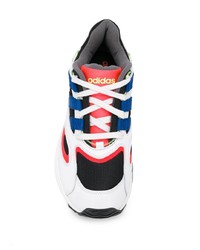 Chaussures de sport blanc et rouge et bleu marine adidas