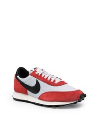 Chaussures de sport blanc et rouge Nike