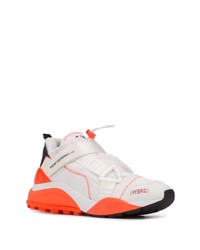 Chaussures de sport blanc et rouge