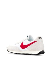 Chaussures de sport blanc et rouge Nike