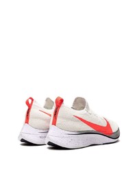 Chaussures de sport blanc et rouge Nike