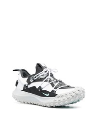 Chaussures de sport blanches et noires Nike