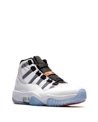 Chaussures de sport blanches et noires Jordan