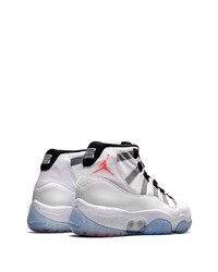 Chaussures de sport blanches et noires Jordan